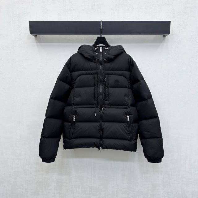 Moncle*2025新品上架 连帽拉链羽绒服 定制Yb进口再生尼龙材质 内里白鹅绒填充 整件轻盈保暖 帽沿沿用抽绳处理 防风御寒与时尚兼容 沿用拉链口袋版型