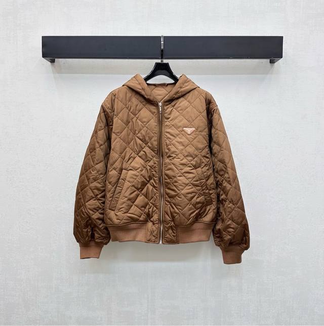 prad*2025新品上架 菱格连帽棉服外套 定制Yb进口防风防水尼龙材质 品相还原 质感高级 整件轻盈保暖 通体采用菱格压纹设计 配合对称插兜口袋暖手增大容量