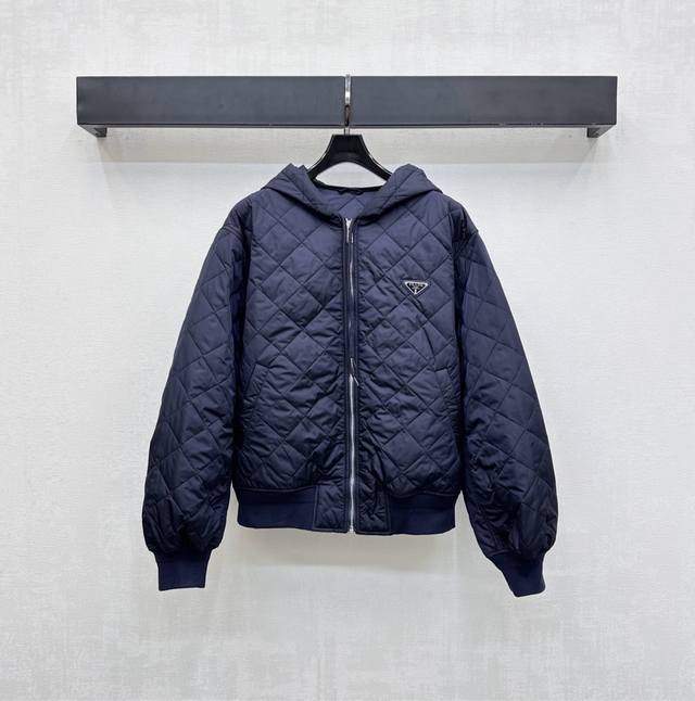prad*2025新品上架 菱格连帽棉服外套 定制Yb进口防风防水尼龙材质 品相还原 质感高级 整件轻盈保暖 通体采用菱格压纹设计 配合对称插兜口袋暖手增大容量