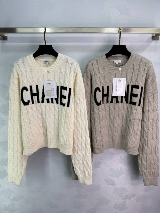 Ch*25早秋新款麻花针织毛衣 胸前黑色字母设计 简约大气 麻花编织工艺 保暖舒适 搭配裙子裤子都好看！2色3码Sml