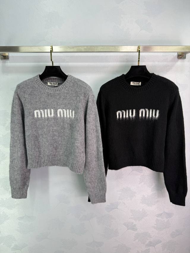 Miumi*25早秋新款针织圆领套头 经典品牌字母Logo装饰 常规版型 简约时髦日常休闲百搭 2色3码Sml。