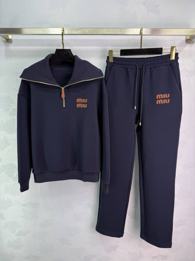 Miu*25新款套装 螺纹翻领半拉链卫衣直筒长裤的组合 定制拉链头 胸前裤身Miu皮标装饰 休闲复古又时髦 简约的撞色线条轮廓很有运动感 懒人必备 起来秒Get