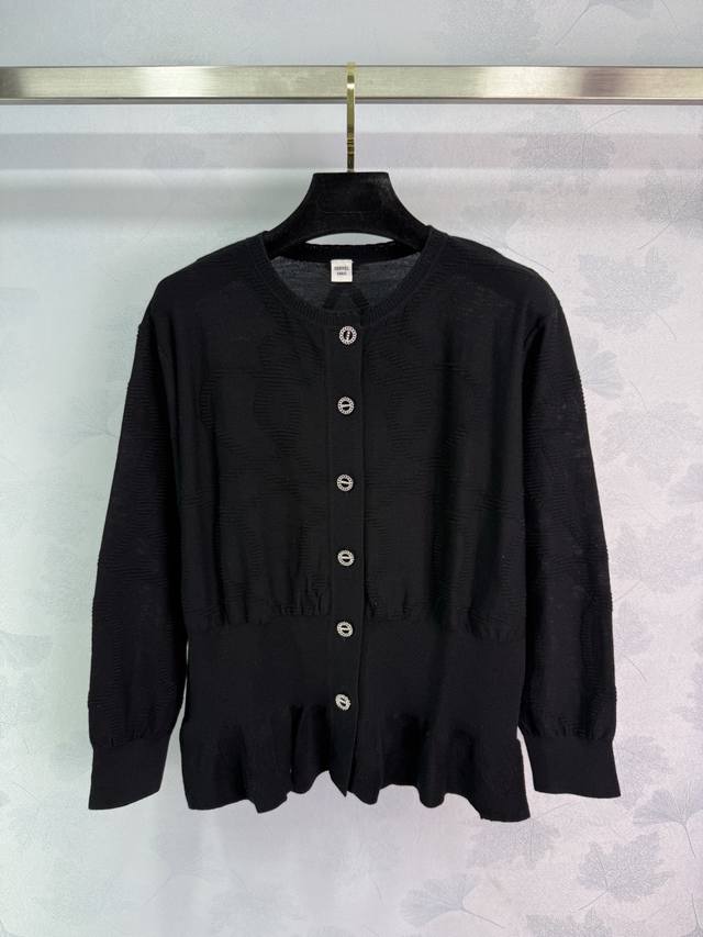 He*25S新品 细针羊毛钩花圆领针织开衫。纱线细腻柔软的手感无敌赞！定位提花工艺图案低调奢华。束腰荷叶边设计优雅又时髦，经典版型不挑人上身显瘦又百搭！强烈推荐