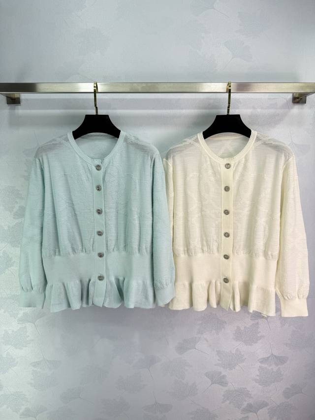 He*25S新品 细针羊毛钩花圆领针织开衫。纱线细腻柔软的手感无敌赞！定位提花工艺图案低调奢华。束腰荷叶边设计优雅又时髦，经典版型不挑人上身显瘦又百搭！强烈推荐