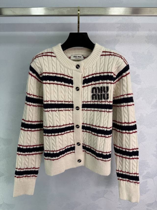 Miu*25早秋新款条纹针织开衫 胸前烫钻字母Logo设计 麻花绞花编织工艺 单排扣开衫款式 面料柔软舒适 做工精致 展现气质学院风格 时尚必备单品！1色3码S