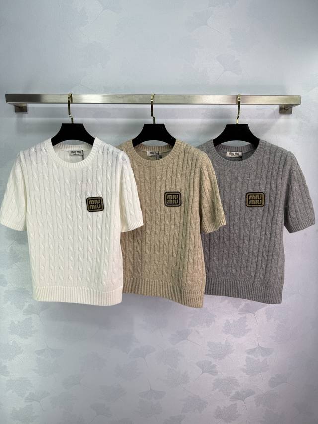 Miu*25早秋新款针织上衣 减龄且时尚 超级百搭 字母Logo设计 绣饰奢华又高级 经典圆领修身版型百搭不挑人时髦又高级！3色3码Sml