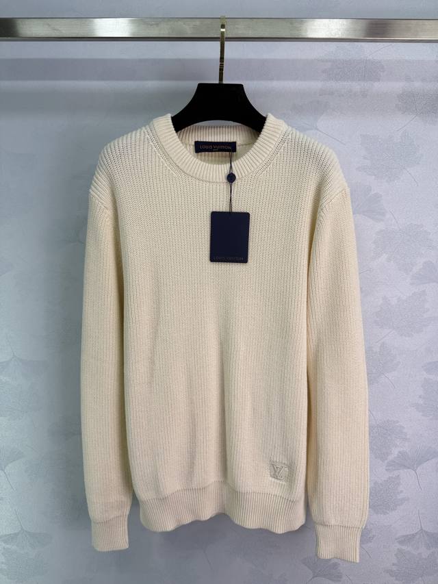 Lou*25早秋新款圆领针织毛衣 经典刺绣Logo设计 面料舒适有质感 宽松版型很百搭 胸前小标设计简约大气低调奢华 秋冬日常穿搭！1色3码Sml