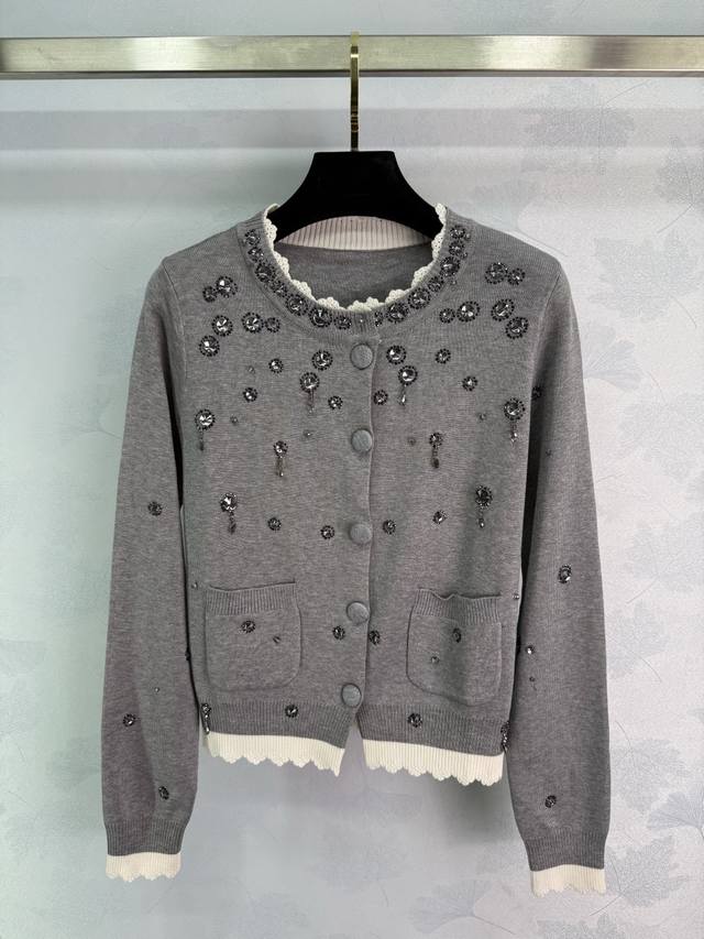 小众*25早秋新款钉钻针织开衫 满身水钻装饰超闪 白色花边领口和下摆设计 高级感十足 面料舒适 搭配裙子裤子都很好看！1色3码Sml