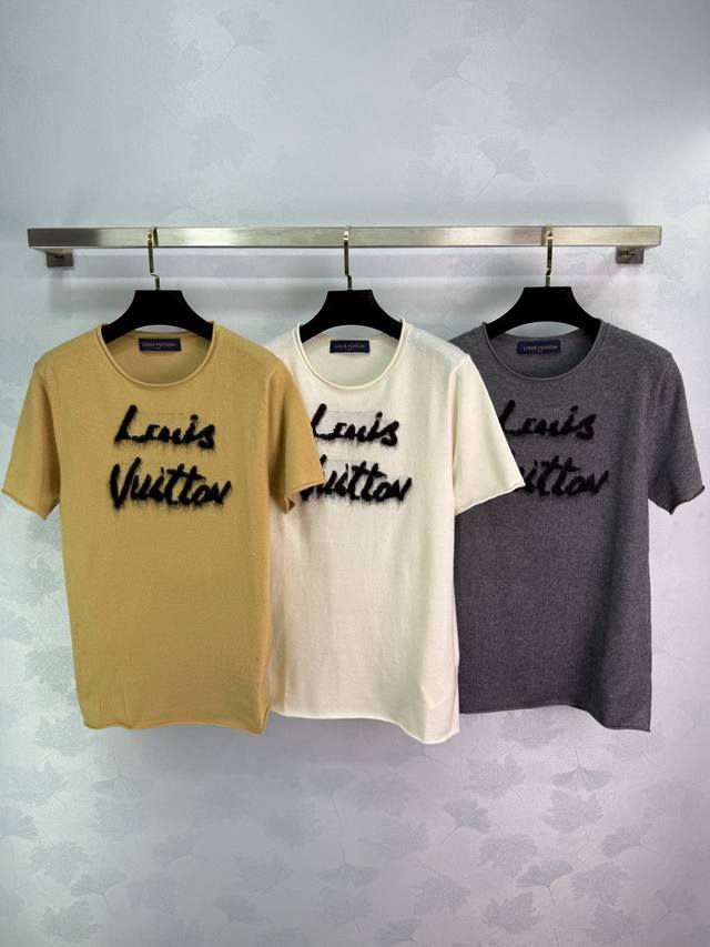 Lou*2025早秋新款字母针织短袖上衣！定制羊毛纱线织造 质感高级 舒适柔软 圆领正肩短袖毛衣版型 居中花体风格光影叠加打造立体效果 更具设计感 包边均以自然