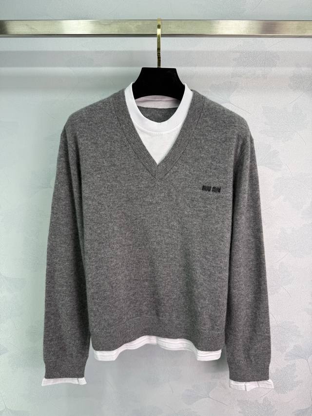Miumi*25秋冬新款假两件圆领套头毛衫 V领设计配白色内搭 胸前小Logo很有辨识度 高端版本 拼接而成 羊绒羊毛混纺纱线 无需刻意加饰 即可彰显穿搭调性！