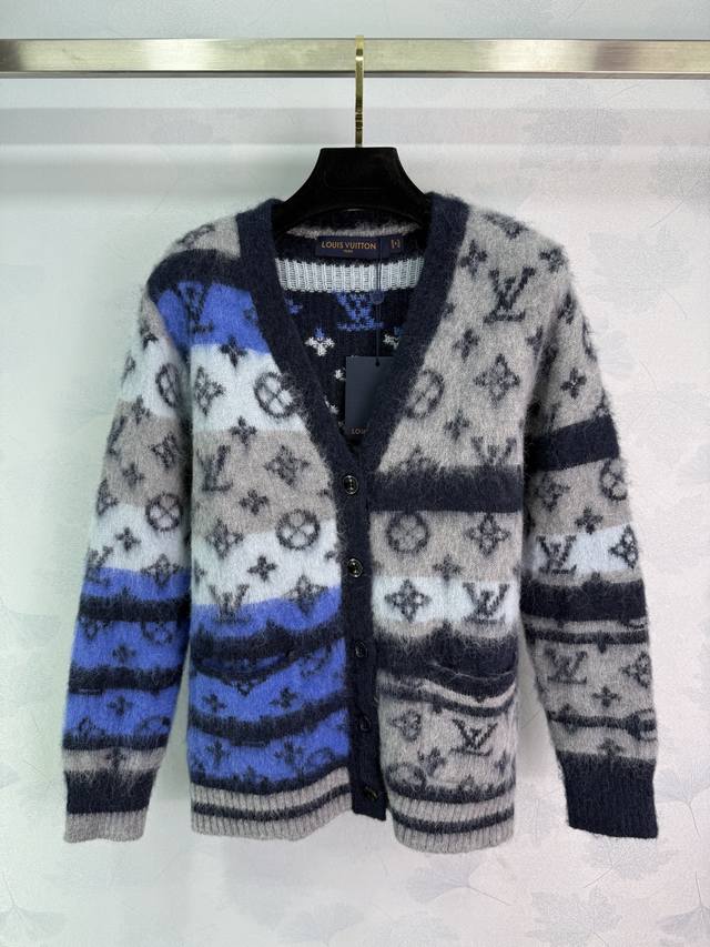 Lou*25秋冬新款马海毛V领开衫 德国进口机制造整件高难度提花Logo工艺 经典条纹撞色拼接设计 版型上身高级又显瘦 搭配牛仔裤绝绝子 1色3码Sml。