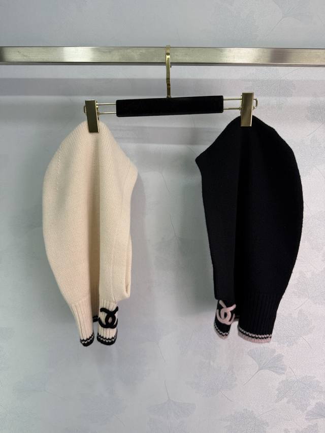 Ch*25B新款 韩柜香奈儿补货王炸 这配饰简直加分绝绝子 贴脸围脖的东西 经典双C标志 米白配黑边 黑配粉边 配色高级又时髦 质感超绝 好多人抢 咱就是说 香