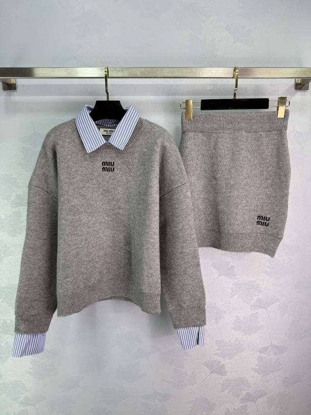 Miu*25早秋新款假两件毛衣套装 搭配蓝色条纹衬衣领 厚款毛衣面料 层次感十足 上衣宽松套头款 下搭同色短裙 修身显瘦 Logo刺绣点缀 彰显品牌个性 凸显穿