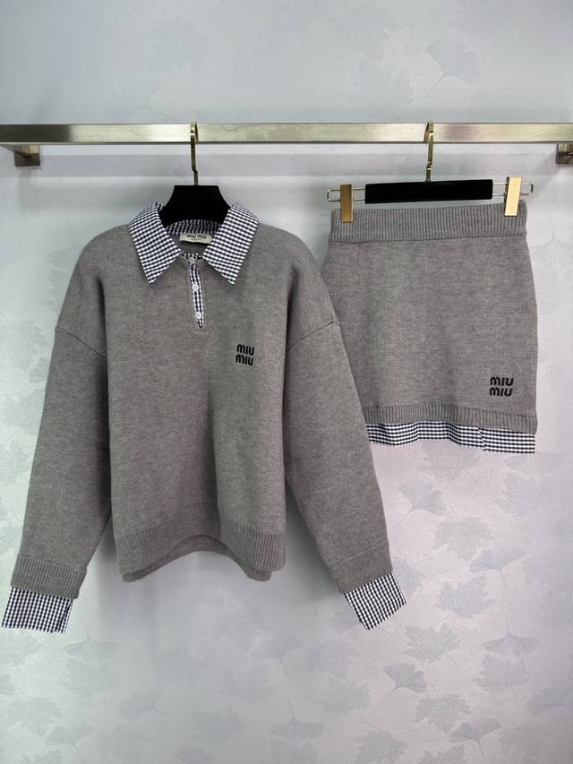 Miu*25早秋新款假两件套装 polo领上衣格纹半裙 胸前小刺绣Logo设计 格子拼接设计感十足 搭配同系列包臂裙 宽松不挑身材 上衣配格纹袖口和裙边 简约百