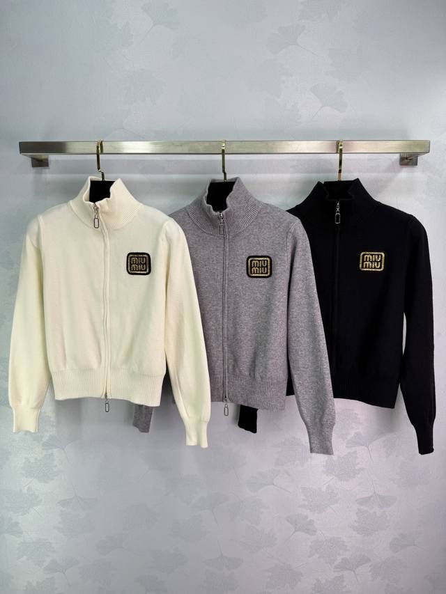 Miu*25秋冬新款针织开衫 立领拉链设计 前胸金色Logo刺绣 超显质感 面料柔软舒适 高级时髦款 百搭单品！3色3码Sml