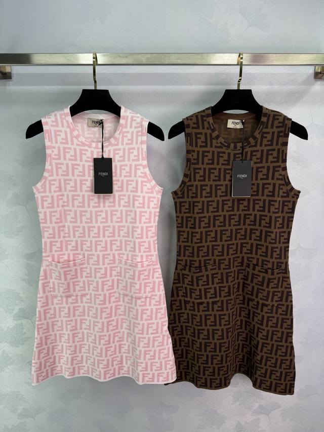 Fe*25早秋新款Ff字母满印针织连衣裙 经典Ff标志提花工艺 面料柔软舒适 修身显瘦 无袖背心款式 彰显时尚品味！2色3码Sml