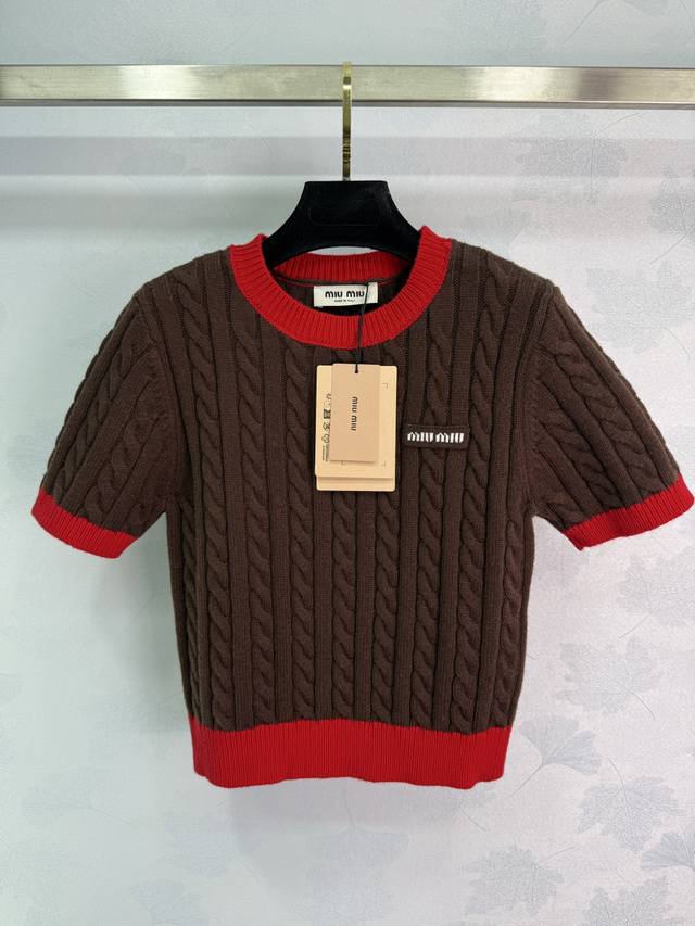 Miumi*2025早秋新款撞色麻花字母针织短袖 定制Yb羊毛纱线织造 质感高级 舒适柔软 圆领针织短袖剪裁 通体竖列麻花钩针肌理纹 大身与领口袖口螺纹包边 形