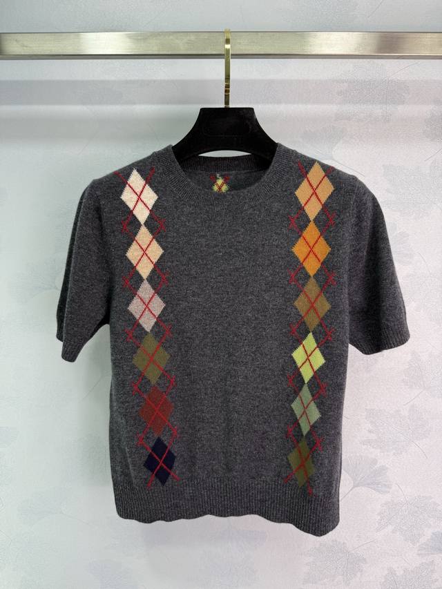 Er*25早秋新款菱格圆领短袖 灰色底色配多彩菱格纹 超级好看 定制羊毛羊绒面料 手感柔软舒适 搭配同系列半裙都很好看 上身效果超赞！1色3码Sml