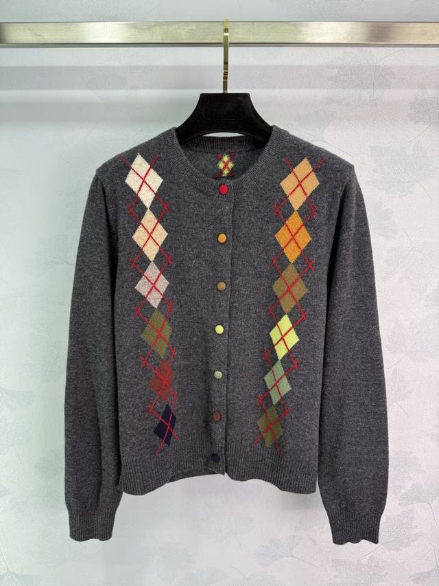 Er*25早秋新款菱格圆领开衫 灰色底色配多彩菱格纹 彩色纽扣点缀 超级好看 定制羊毛羊绒面料 手感柔软舒适 搭配同系列半裙都很好看 上身效果超赞！1色3码Sm