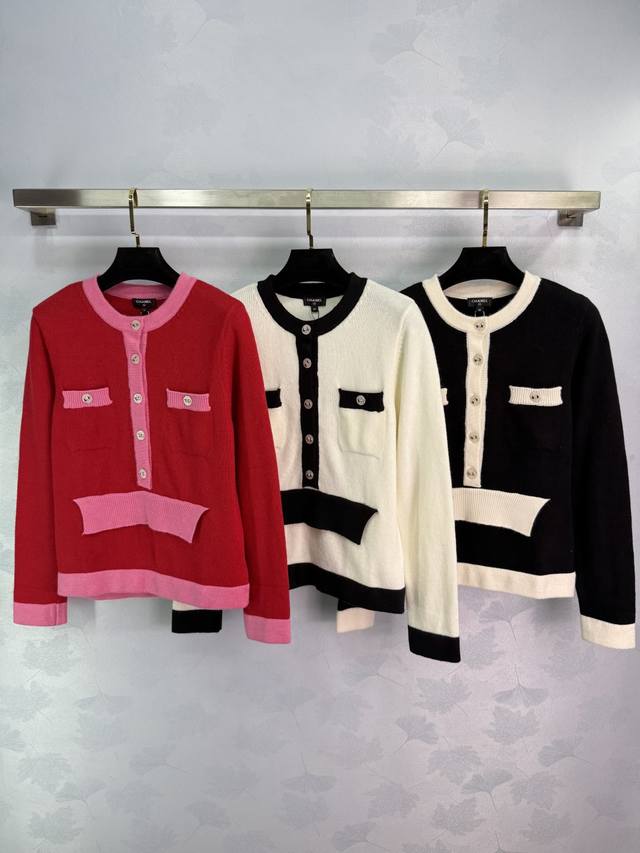 Ch* 2025早秋新款针织长袖开衫！定制羊毛纱线织造 穿搭舒适 柔软细腻 针织长袖开衫 对称口袋丰富层次 通体黑白轮廓错位撞色呼应设计 均以香家双C印刻襟扣装