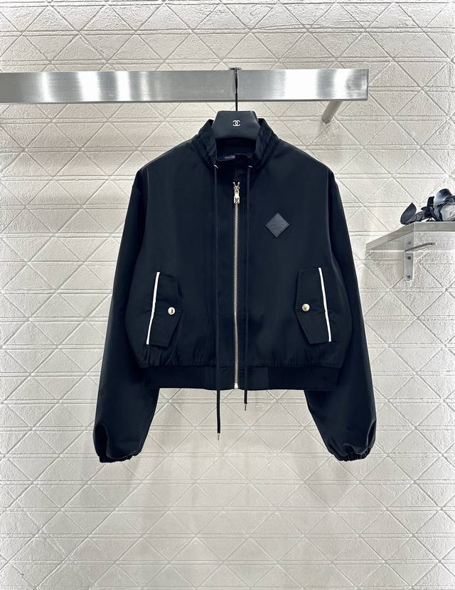 Louis Vuitto* 2025新品上架 翻领抽绳夹克外套 定制Yb进口材质，质感光泽，舒适有型，抽绳拉链夹克外套，帅气十足，翻盖口袋尽显时髦格调穿搭，袖口