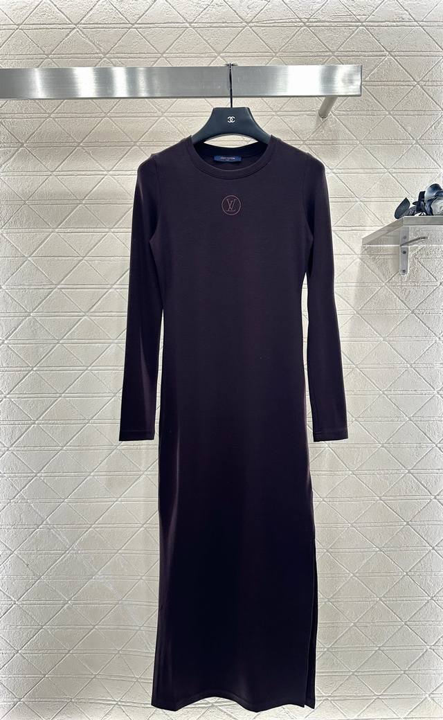 Louis Vuitto* 2025新品上架 修身徽标打底连衣裙 定制Yb斜纹全棉材质，质感舒适，弹力十足，修身圆领打底连衣裙裁剪，胸口居中位置缝制立体字母徽标