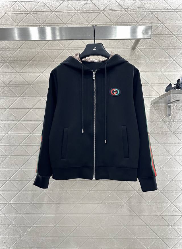 Gucc* 2025新品上架 连帽外套长裤套装 定制Yb进口材质，质感光泽，舒适垂顺，连帽外套裁剪，时髦休闲，内里满铺双G图案，不经意露出超显老钱感。与胸前撞色