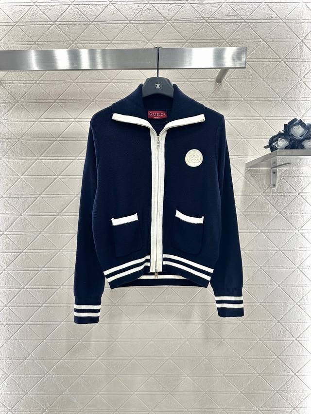 Gucc* 2025新品上架 拉链针织开衫 定制Yb羊毛纱线织造，质感光泽，柔软亲肤，常规翻领高领两穿拉链外套版型，肌理松弛不失时尚感，丝滑双向拉链调节，前襟和