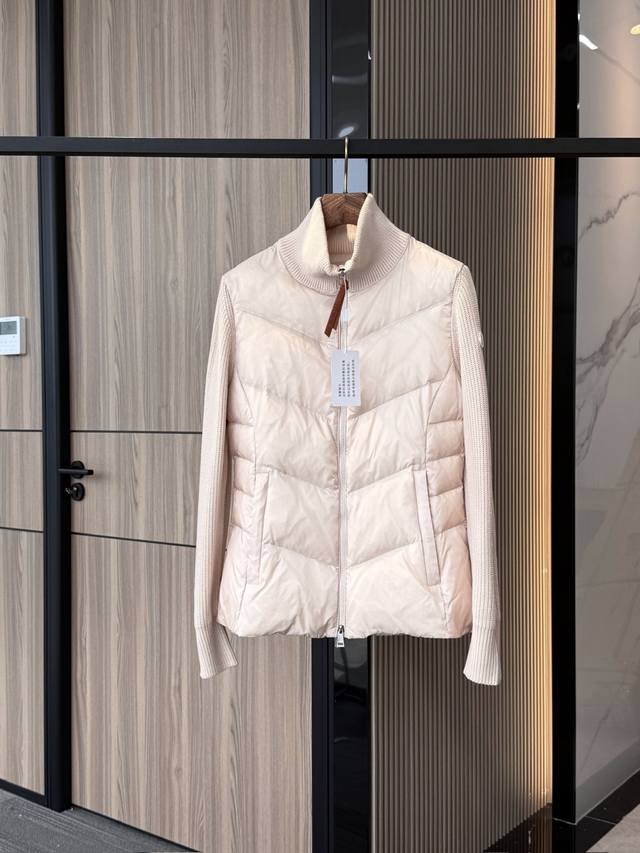 100%原装 。 Moncler 蒙口 立领拼接针织开衫羽绒服外套Cardigan 已出货 . 拼手速的畅销款. 鼎级最高版白鹅绒 ； 单面拼接羽绒服 ，这个款