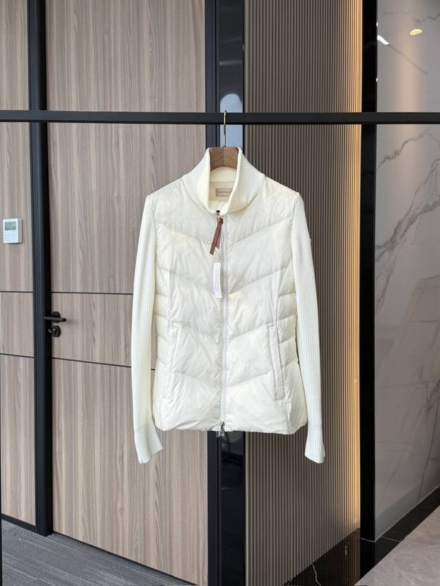 100%原装 。 Moncler 蒙口 立领拼接针织开衫羽绒服外套Cardigan 已出货 . 拼手速的畅销款. 鼎级最高版白鹅绒 ； 单面拼接羽绒服 ，这个款