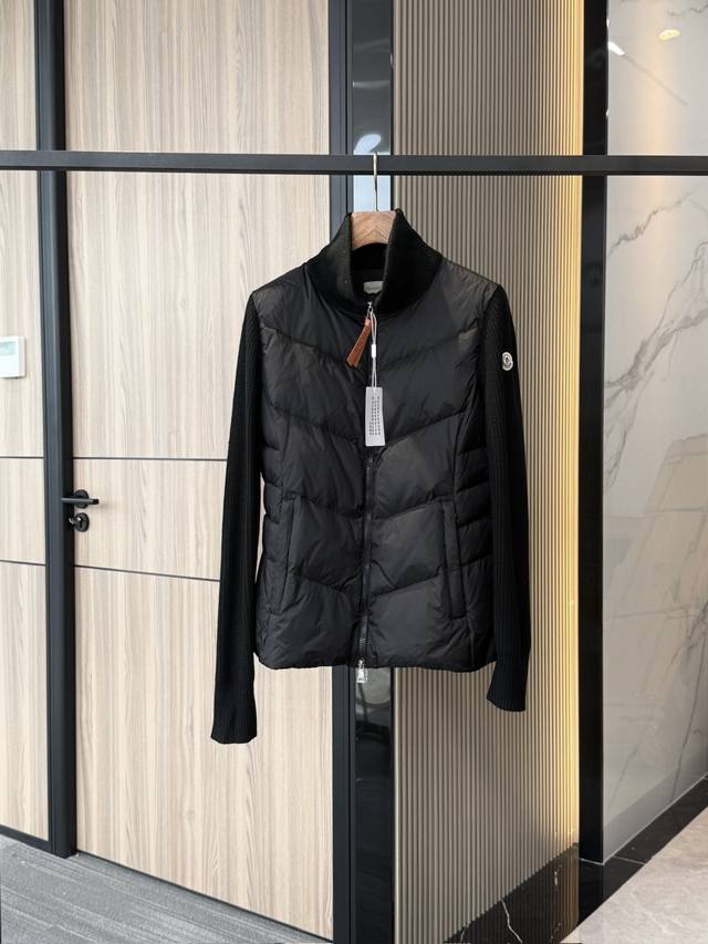 原装 。 Moncler 蒙口 立领拼接针织开衫羽绒服外套Cardigan 已出货 . 拼手速的畅销款. 鼎级最高版白鹅绒 ； 单面拼接羽绒服 ，这个款光卖款式