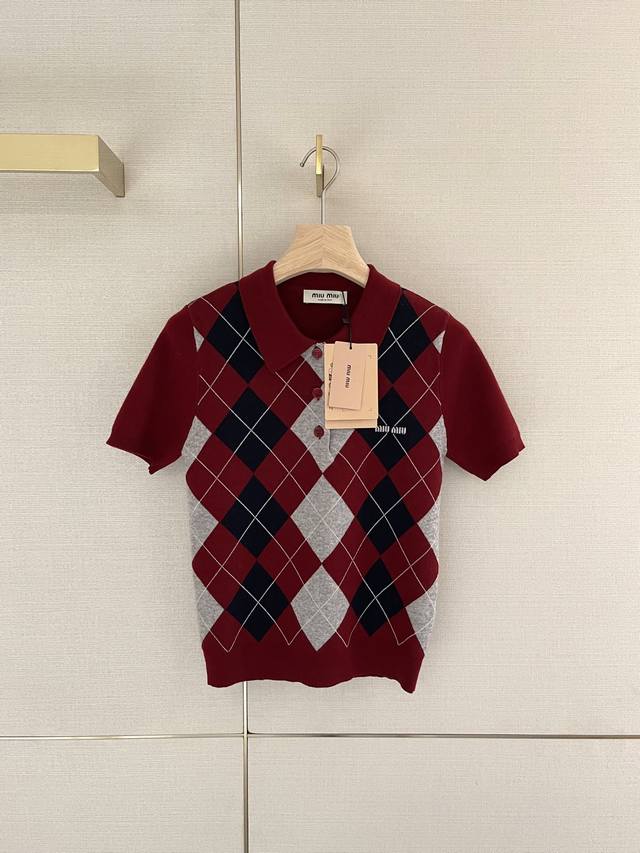上新！ Miumi* 25Fw早秋新款 酒红色菱格纹polo领短袖上衣丨独家Yb开发！高版出品！采用%山羊绒面料，手感软糯，有良好的抗皱性与透气性～上身立体挺阔