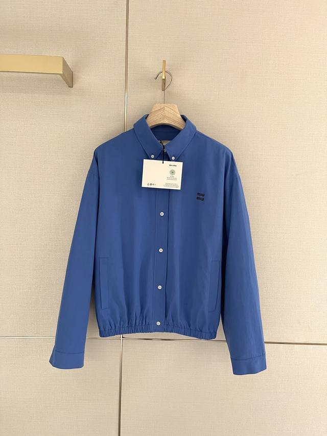 miu 25Fw 府绸质感束腰夹克外套 定织平纹精梳棉布 纹理清晰 色彩鲜艳 触感细腻，采用进口机刺绣工艺，线条流畅而细腻。红外线定位裁床 通过红外发射器和红外