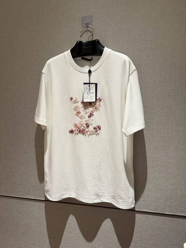 上新！ Louis V｜重磅纯手工植物染花朵手绣T 内里双层面料 一件工艺顶4件高段位的品！懂得来入 这件T是双层面料 里外不是一个材质！ 区别普通棉质！先说下