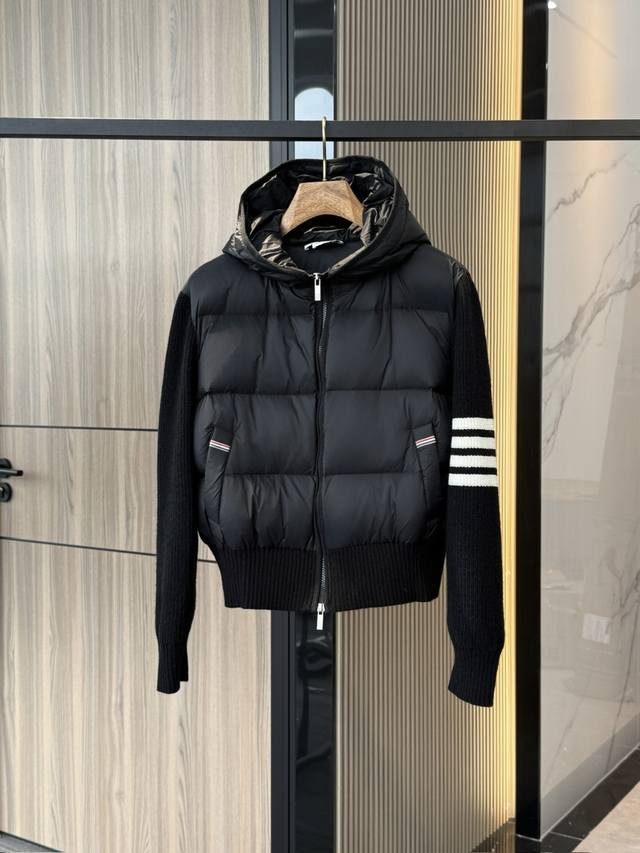 thom Browne 汤姆布朗尼杠针织拼接羽绒服｜ “买羽绒看含绒量，我们是95白鸭绒，比市面常见90更轻更暖，穿上就知道差别。 市面多为 90白鸭绒：羽梗比