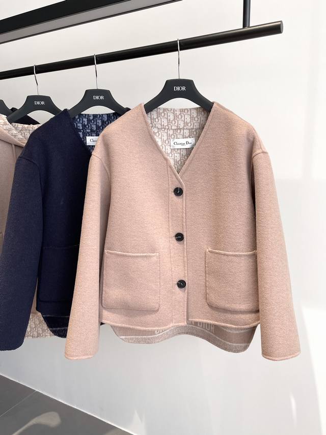 高端定制系列非质量问题不退不换，仅支持同款同色换码一次 迪奥圆领款羊毛外套 代购5Ｗ多； 都是个顶个的高档大衣 Dr Oblique 圆领外套； 双面羊毛的 材