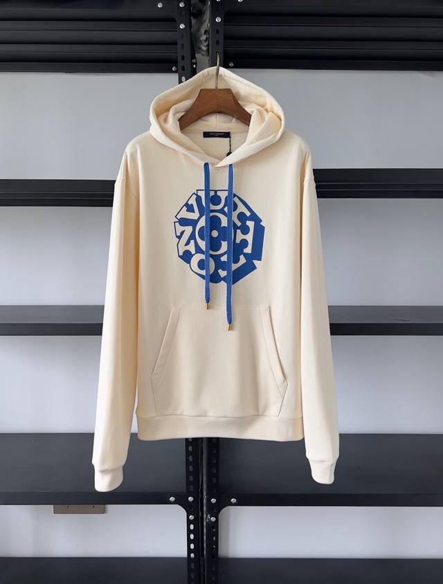 做到99% 。 驴牌Nigo Fw25 第一弹前瞻 ！ 7月新款来袭 。不鼎级不出货！ 本款连帽衫以素净棉质针织成就夏日轻盈之选，再借明快Flower图案宣告
