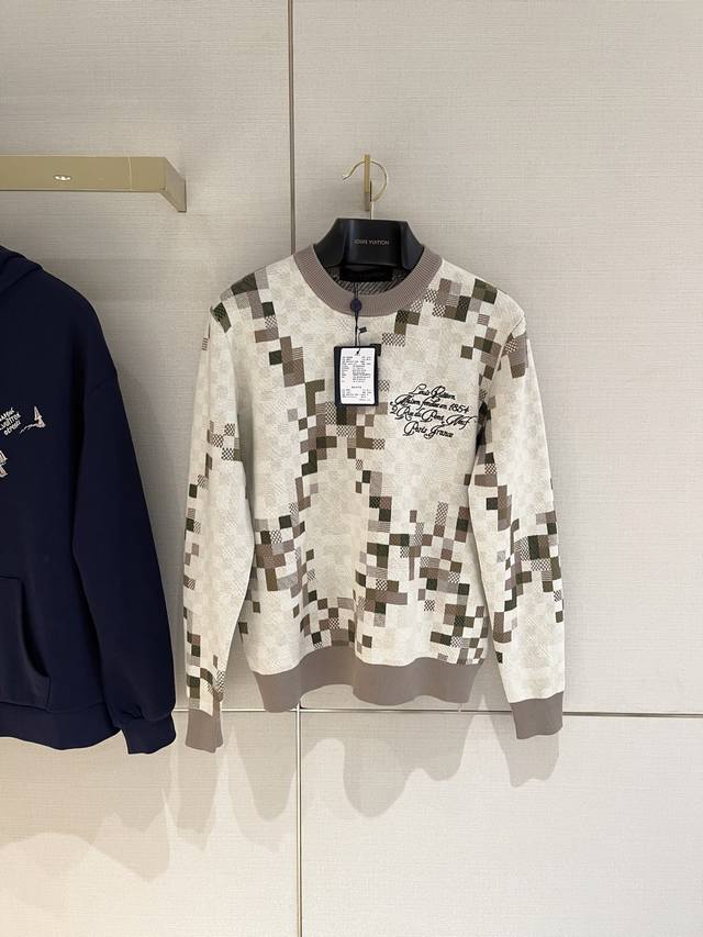 上新！上新！ 秋季独家爆款单品~ Lv Snakoflage 提花圆领针织衫，本款圆领衫取材经过认证的棉布，以像素效果 Snakoflage 图案焕新经典 Da