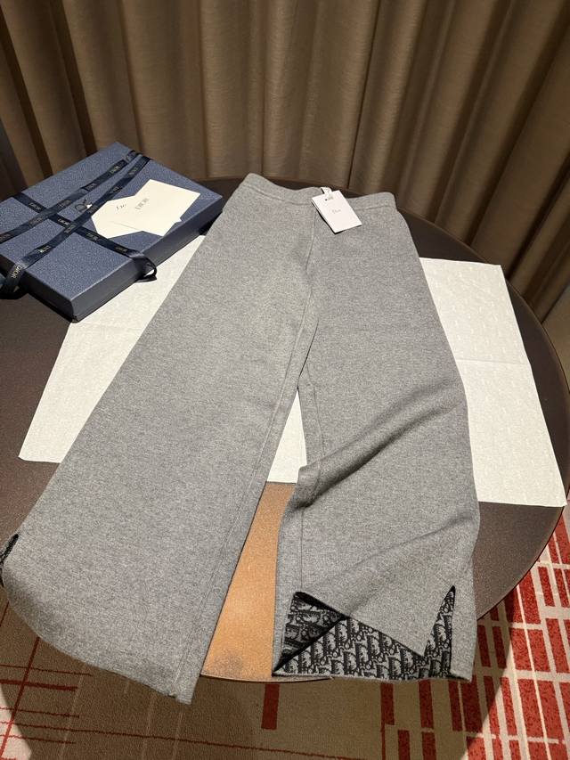 上新！ Dio*老花Logo双面羊绒 长裤 每年必入款！众所周知这款毛衣想要买到自己的码唯有反季才有货♀手感超级棒！作为曾经的代工厂p 这是我们最擅长的领域 品