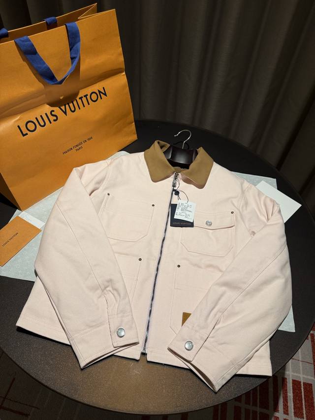 上新！ Louis V*本年度最“嫩”的一件外套出现了！2025秋冬Nigo联名新款翻领工装外套，这颜色，不是那种俗气的死亡芭比粉，是我们Yb专门定制的淡粉色纯