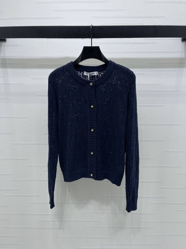 上新原单高端品质 Dio* 2025早秋最新系列！镂空针织圆领长袖开衫！定制进口棉线织造 质感十足 圆领长袖开衫版型 配合黑色五角星圆扣点缀前襟 亮眼突出 品牌