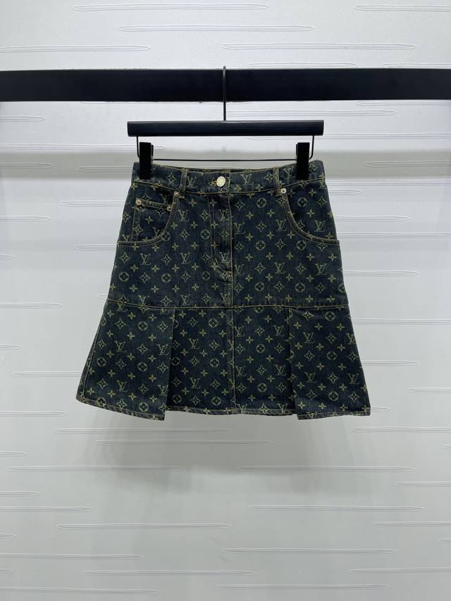 上新原单高端品质Louis Vui*Ton 2025早秋最新系列！激光鱼尾牛仔半裙！定制斜纹牛仔棉材质 多重酵素水洗 呈现复古做旧色系 剪裁更符合人体线条 高腰