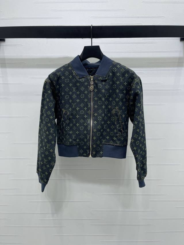 上新原单高端品质Louis Vui*Ton 2025早秋最新系列！激光牛仔夹克外套！定制斜纹牛仔棉材质 多重酵素水洗 呈现复古做旧色系 通体满印四叶草元素和字母