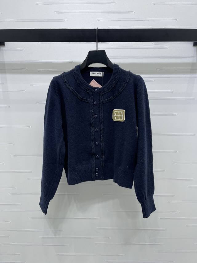 上新原单高端品质 Miumi*2025早秋最新系列！编织针织开衫！定制羊毛纱线织造 质感高级舒适 圆领针织开衫剪裁 前襟领口以手工编织装饰 更添欧式宫廷华贵气息