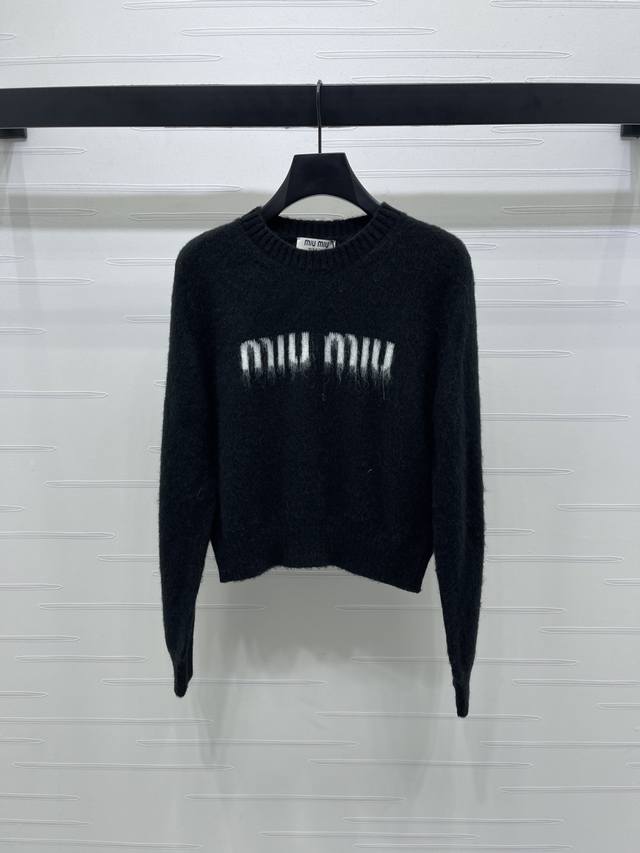 上新原单高端品质 Miumi*2025早秋最新系列！圆领针织长袖毛衣！定制马海毛羊毛纱线织造 质感细腻 穿搭舒适 圆领针织长袖剪裁 通体胸前撞色字母提花微标设计