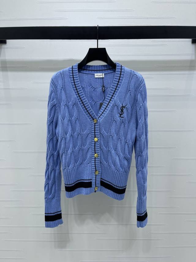 上新原单高端品质 Ysl* 2025早秋最新系列！麻花编织V领针织开衫！定制进口羊毛针织材质 舒适柔软 肌理明显 突出温柔气质 领口袖口螺纹包边处理 胸前黑色品