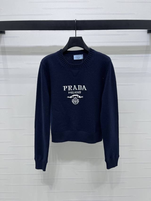 上新原单高端品质 prad*2025早秋最新系列！圆领字母针织长袖毛衣！定制羊毛纱线织造 质感高级 舒适柔软 圆领长袖毛衣剪裁 密实针织御寒防风 领口袖口宽螺纹