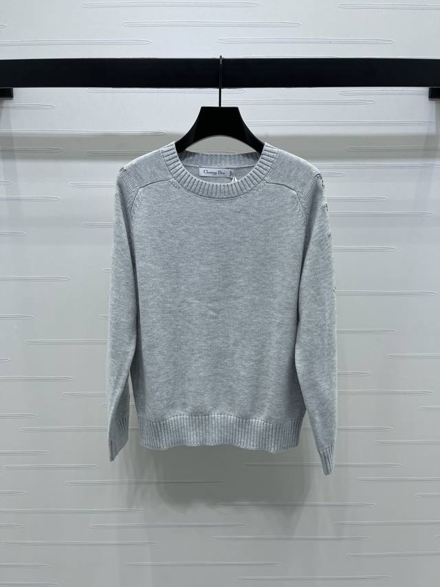 上新原单高端品质 Dio* 2025早秋最新系列！刺绣星星套头毛衣！定制羊毛针织材质 舒适有型 质感十足 长袖套头毛衣剪裁 通体密实钩针小圆领设计 纯色基调耐看