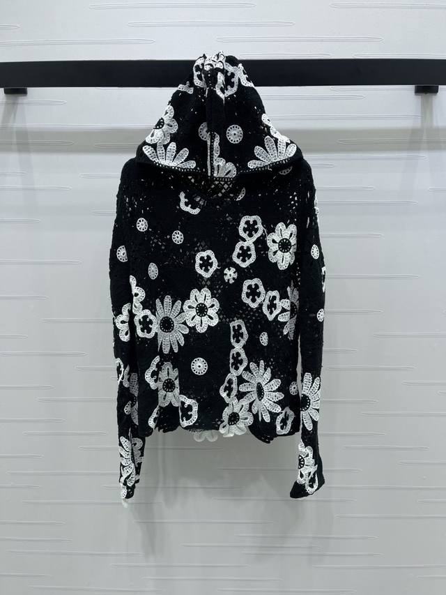 上新原单高端品质 Chane* 2025早秋最新系列！水溶钩花刺绣镂空连帽长袖上衣！定制全棉纱线织造 细腻肌理 透气舒适 针织长袖剪裁 通体大小错落圆形散射状图