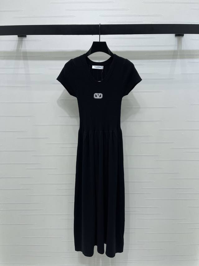 上新原单高端品质 Valentin*2025早秋最新系列！U领短袖针织裙！定制进口纱线织造 质感高级舒适 U领短袖连衣裙 通体螺纹坑条纹路 配合胸前立体字母V装